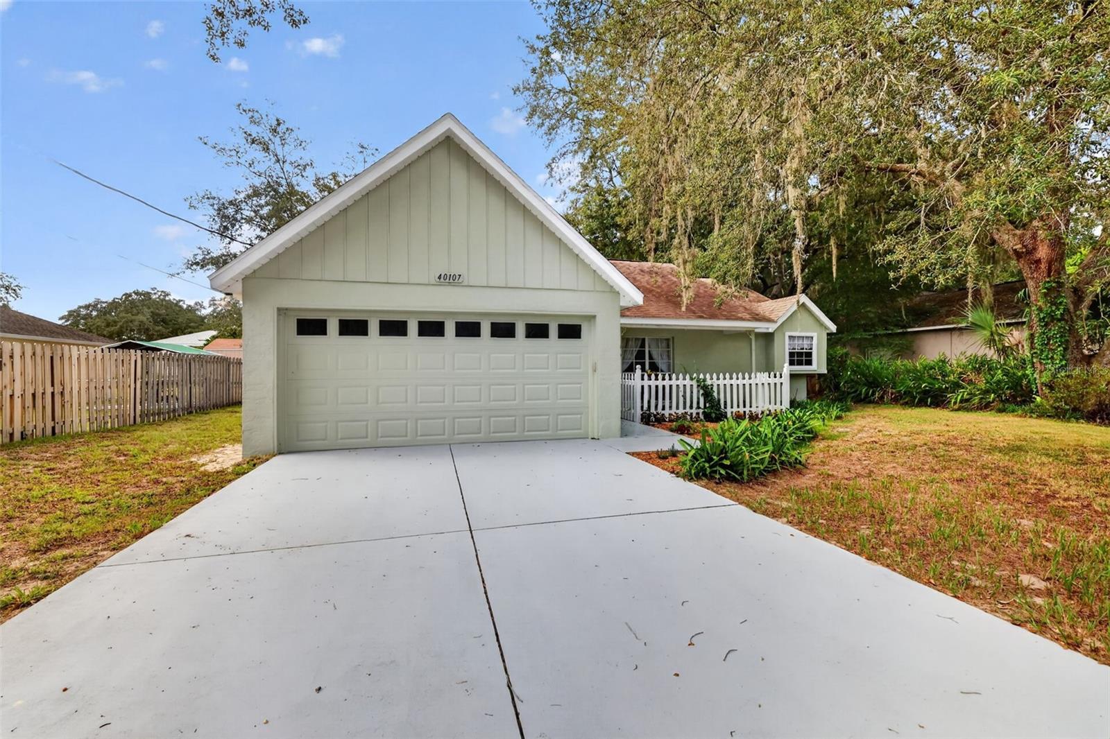 1st image of 40107 Oakridge Dr, Lady Lake, FL 32159 | MLS# G5116564