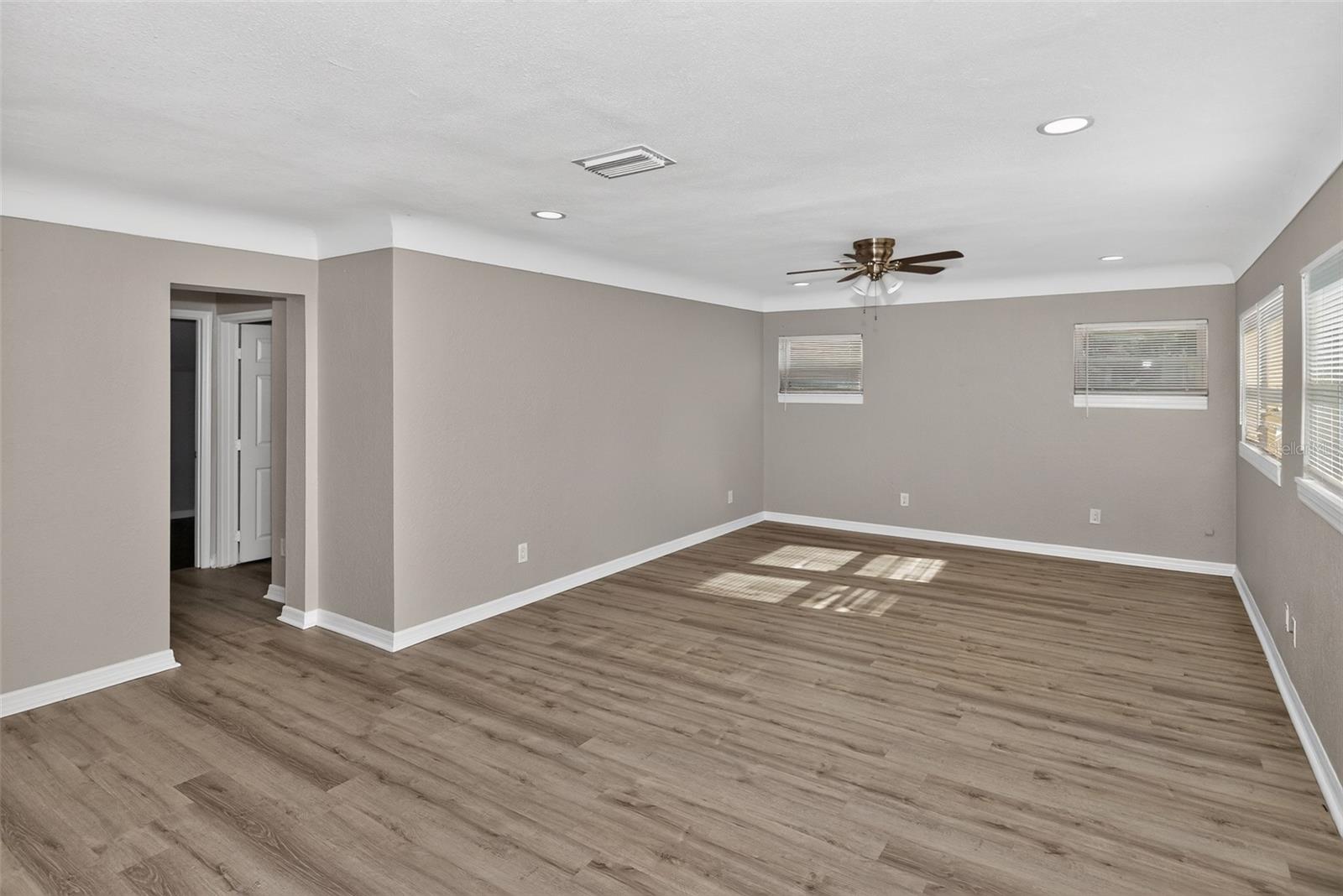 Photo 4 of Single family home for sale at 5131 Aragon Way S, Saint Petersburg, FL 33705 | MLS# A4703475 | Listing updated on 2026-09-02
