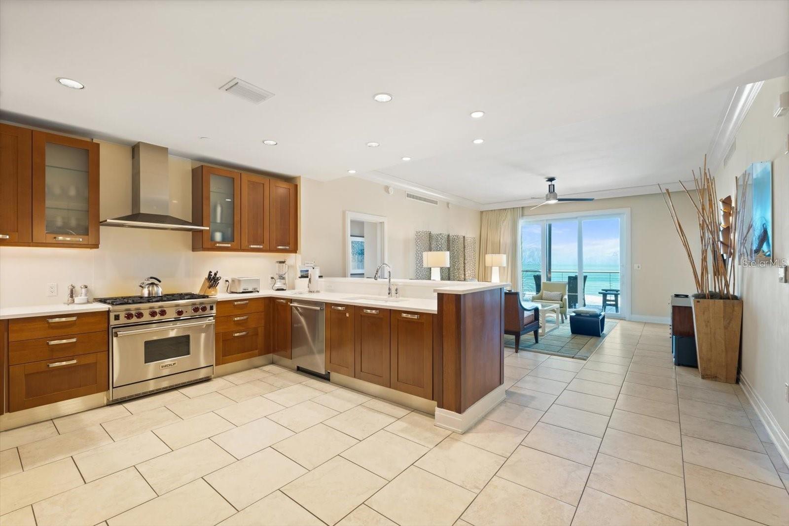 4th image of 915 Seaside Dr #405, WEEKS 22-23, Sarasota, FL 34242 | MLS# A4703483