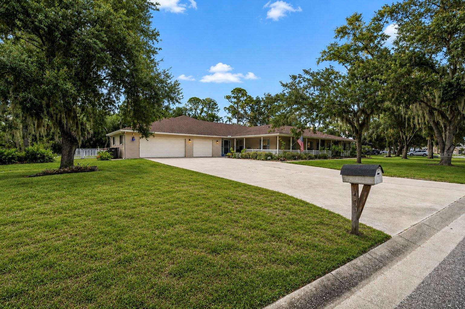 3rd image of 608 Woodview Wy, Bradenton, FL 34212 | MLS# A4703699