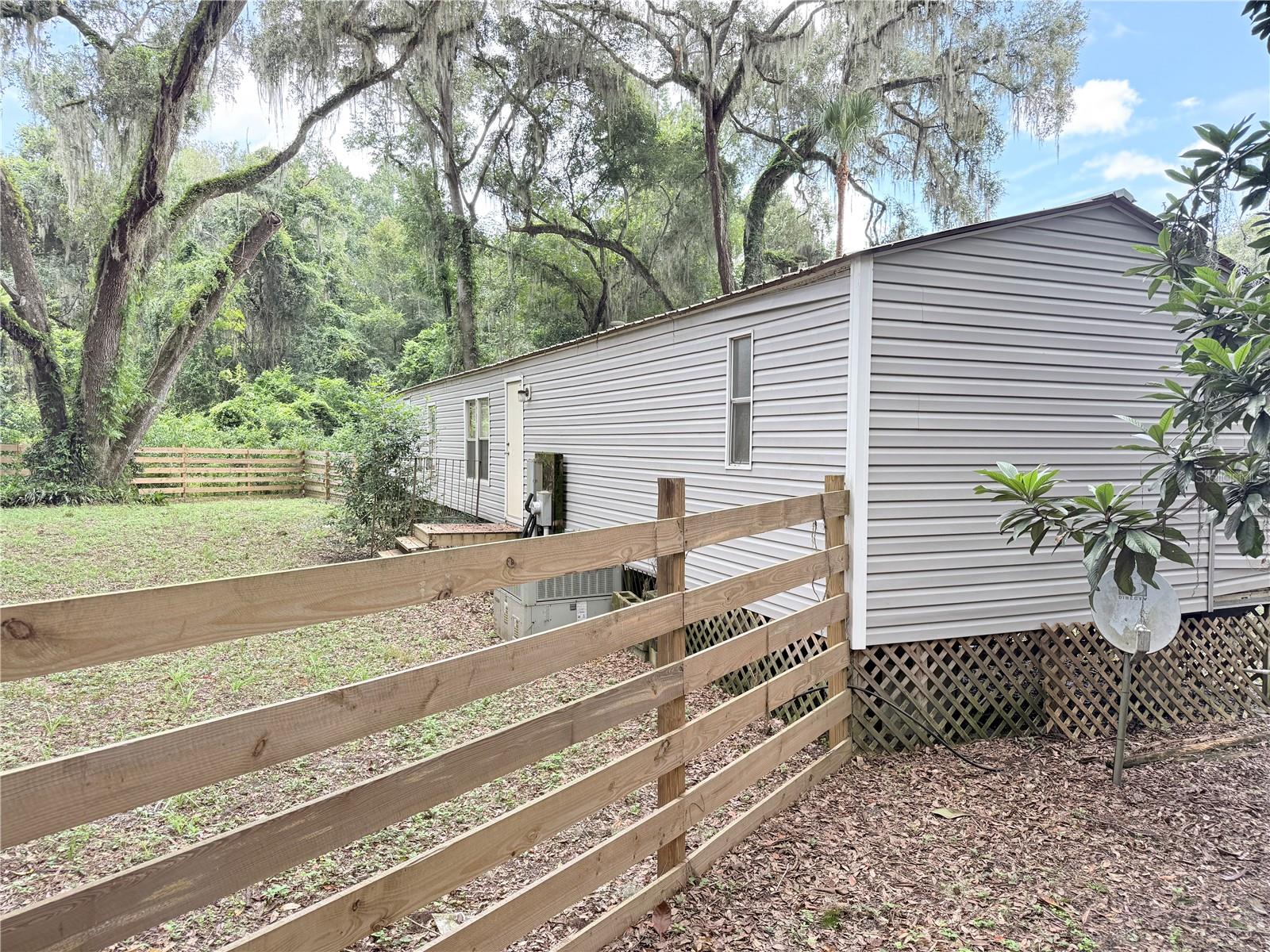3rd image of 1604 County Road 434B, Lake Panasoffkee, FL 33538 | MLS# G5116784