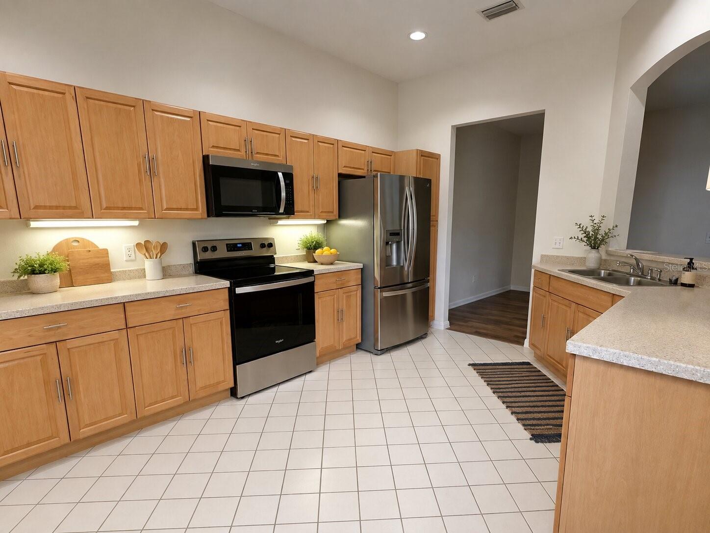 3rd image of 39905 Bayview Dr, Lady Lake, FL 32159 | MLS# G5116821
