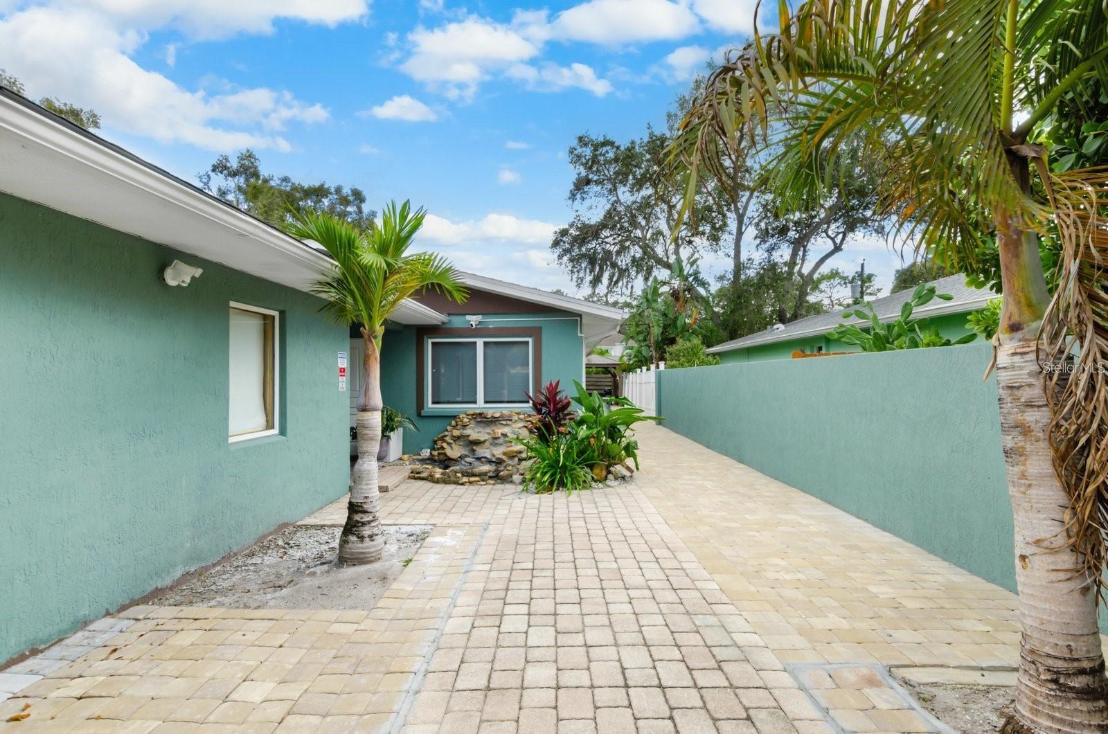 3rd image of 2598 Wood St, Sarasota, FL 34237 | MLS# A4703821