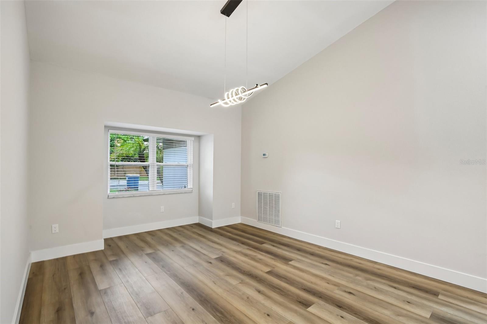 4th image of 3093 Crest Dr, Clearwater, FL 33759 | MLS# TB8541868