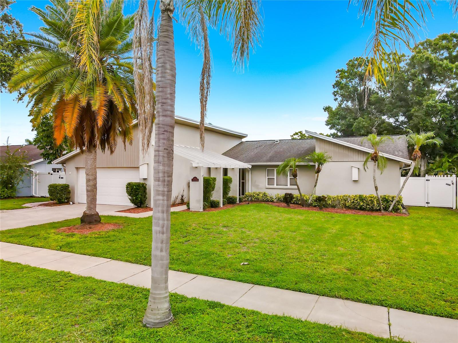5th image of 1855 Del Robles Ter, Clearwater, FL 33764 | MLS# TB8542152