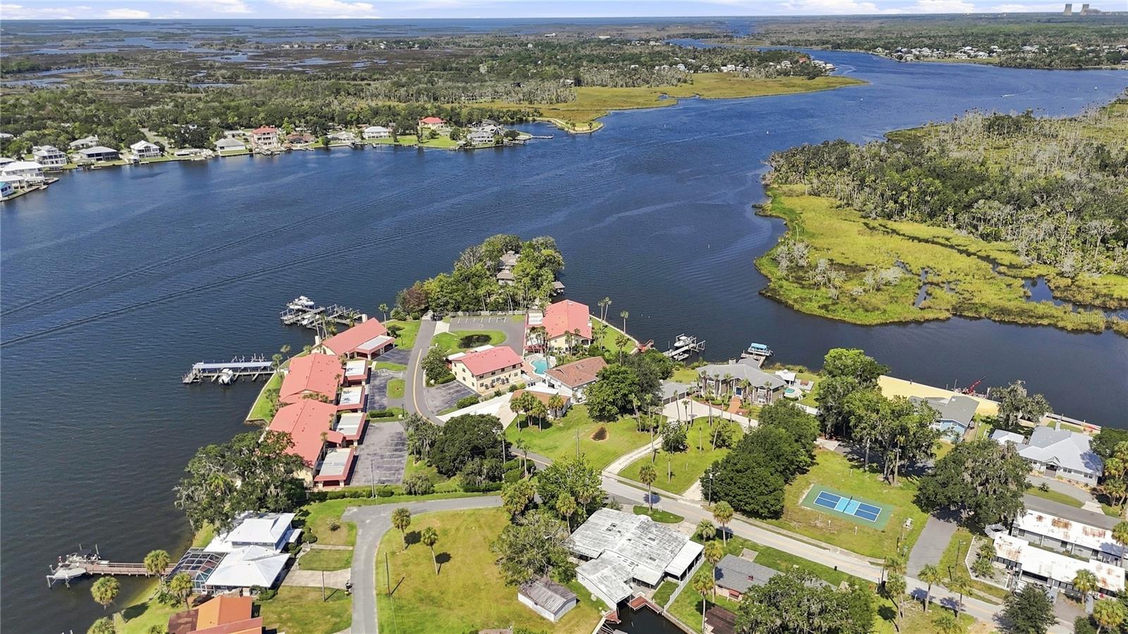 2nd image of 352 NW 14th Pl, CRYSTAL RIVER, FL 34428