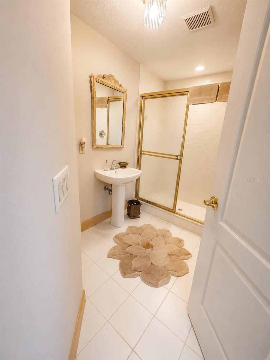 5th image of 995 Weathersfield Dr, Dunedin, FL 34698 | MLS# TB8542748