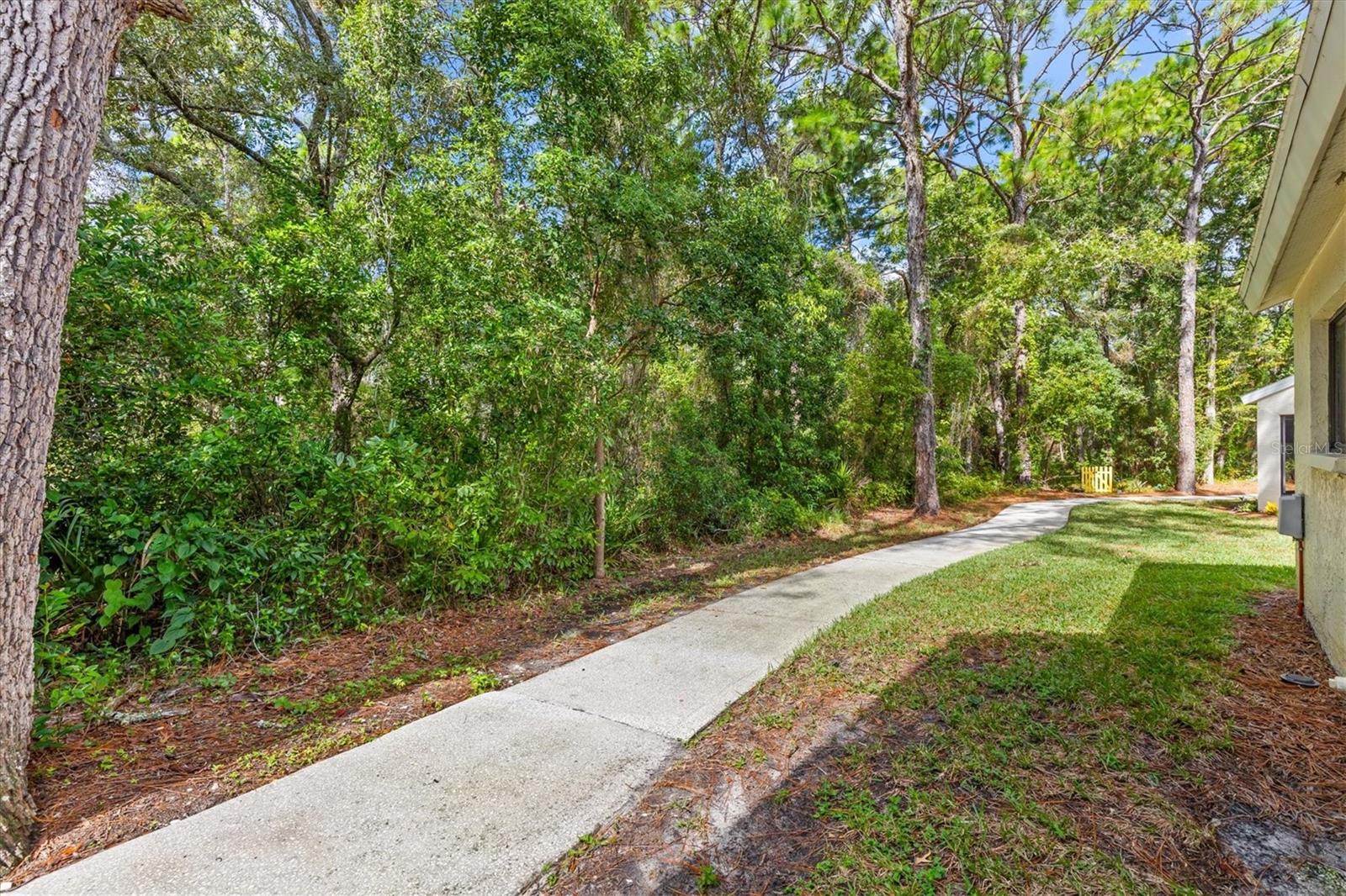 Photo 5 of Condo for sale at 8015 Picketts Ct #00, Weeki Wachee, FL 34613 | MLS# W7888958 | Listing updated on 2026-09-04