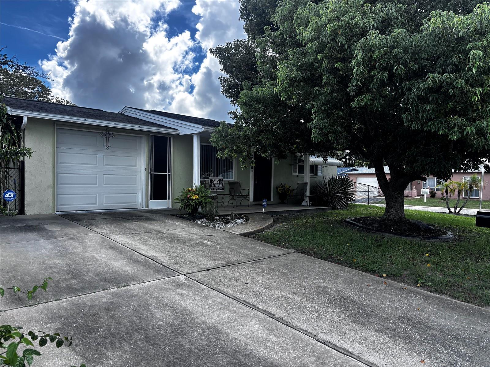 Photo 1 of Single family home for sale at 9040 Chatam Ln, Port Richey, FL 34668 | MLS# W7889043 | Listing updated on 2026-09-02