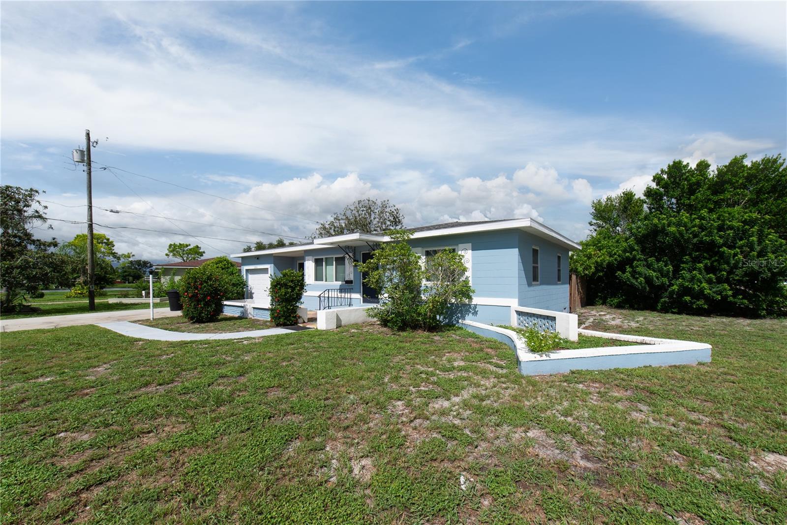 Photo 3 of Single family home for sale at 2501 Leslee Lake Dr N, Saint Petersburg, FL 33713 | MLS# TB8544893 | Listing updated on 2026-09-05