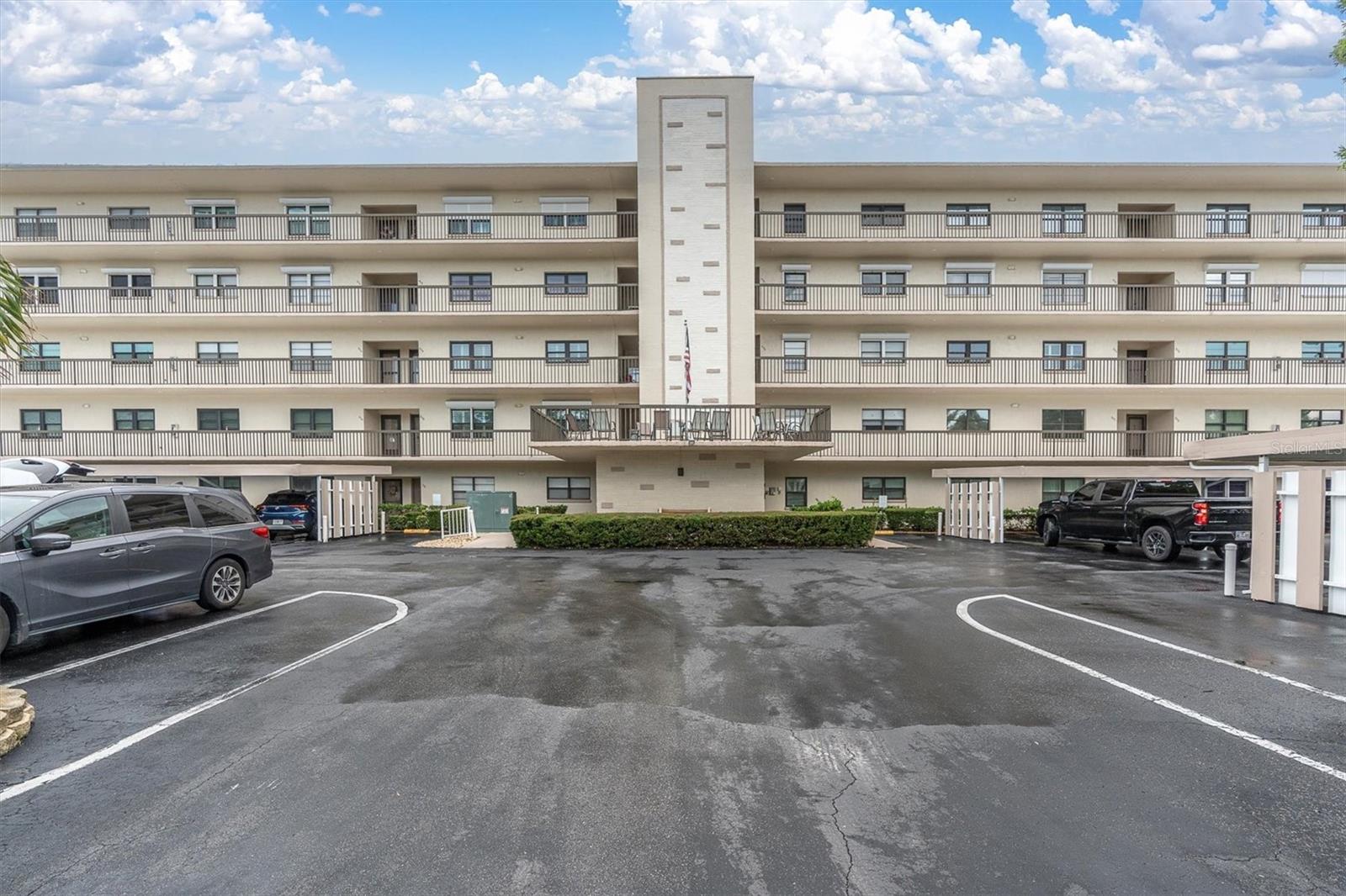 Listing Photo 3 - Condo for sale in building located at 8198Th Ter Gdn Dr, St Petersburg, FL 33709 - Unit #511