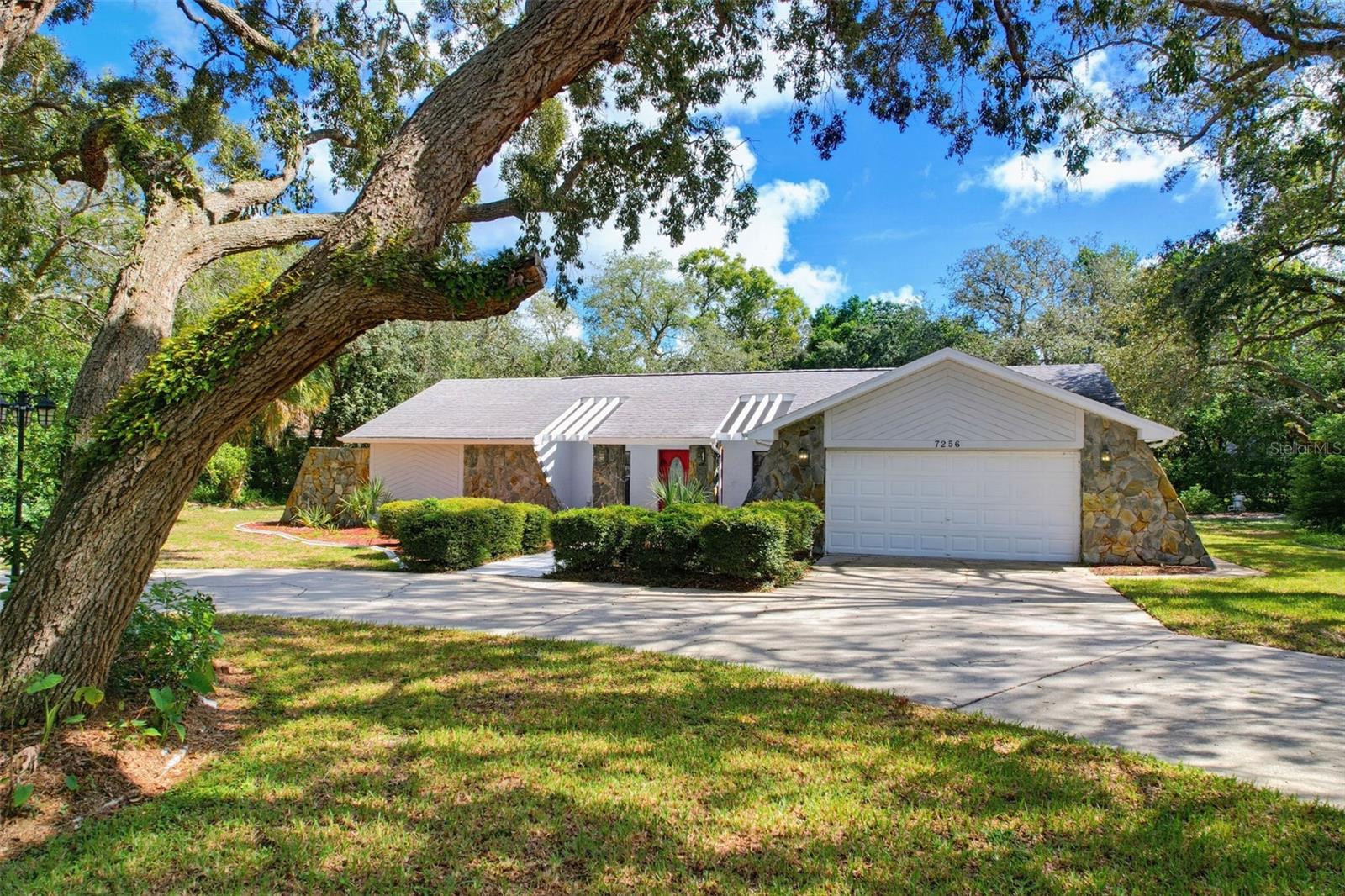 Photo 2 of Single family home for sale at 7256 Royal Oak Dr, Spring Hill, FL 34607 | MLS# W7889175 | Listing updated on 2026-09-03