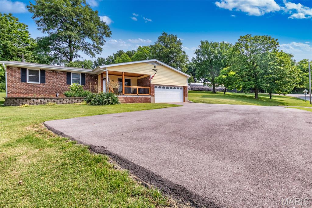 Homes for sale in Saint Louis, MO | 2915 Ozark Dr, Saint Louis, MO 63122 | MLS# MIS25034166