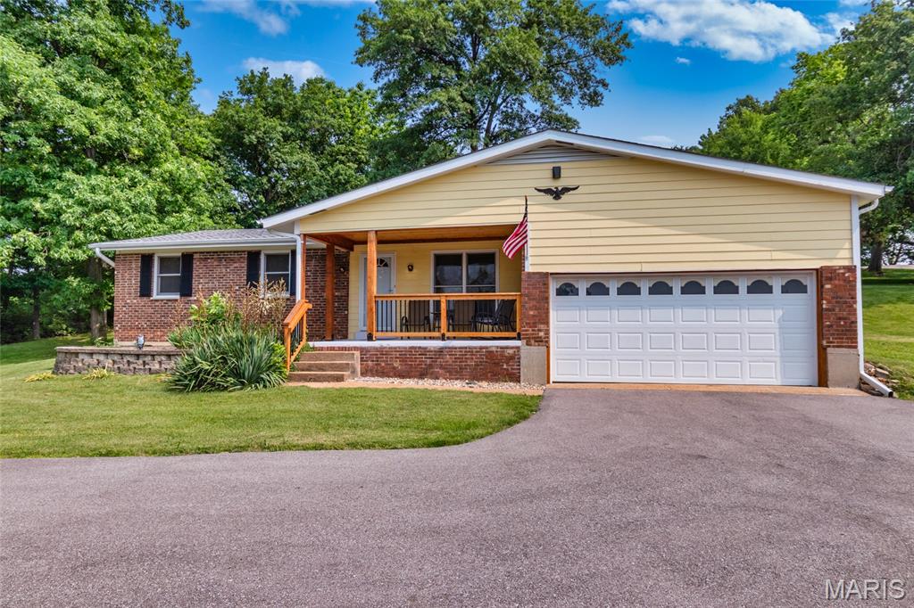 Homes for sale in Saint Louis, MO | 2915 Ozark Dr, Saint Louis, MO 63122 | MLS# MIS25034166