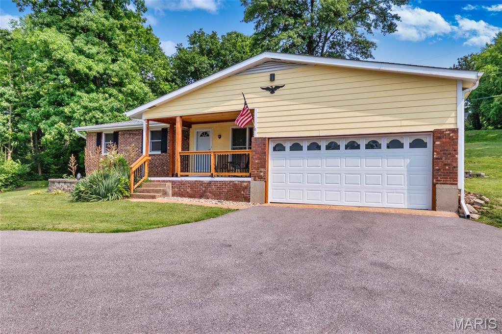 Homes for sale in Saint Louis, MO | 2915 Ozark Dr, Saint Louis, MO 63122 | MLS# MIS25034166