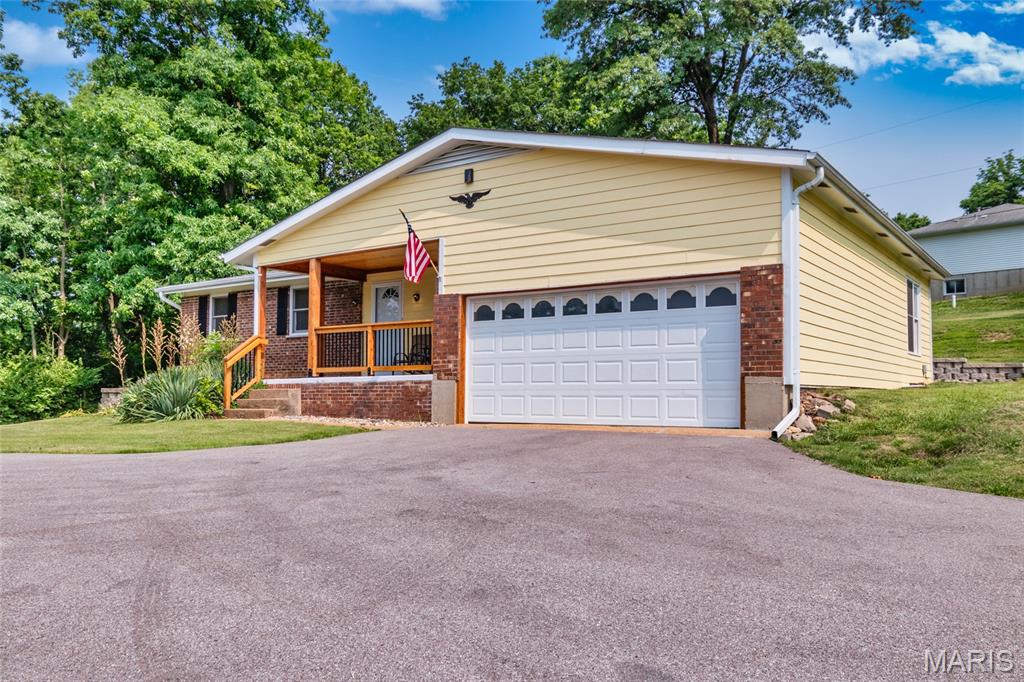 Homes for sale in Saint Louis, MO | 2915 Ozark Dr, Saint Louis, MO 63122 | MLS# MIS25034166