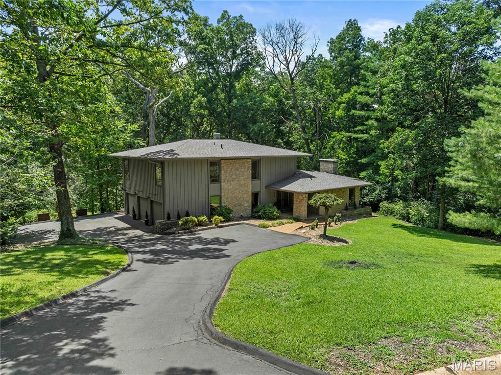 Homes for sale in And Country, MO | 925 Mason Wood Dr, And Country, MO 63141 | MLS# MIS25047071