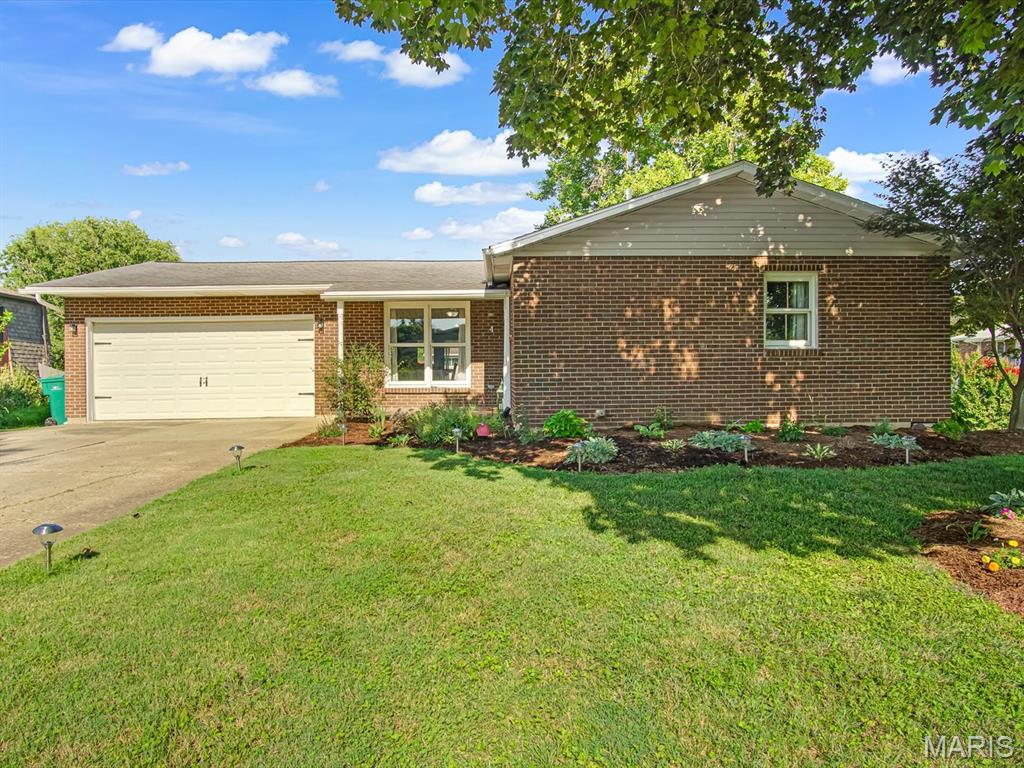 Homes for sale in Smithton, IL | 4 N Saint Johns Dr, Smithton, IL 62285 | MLS# MIS25051472