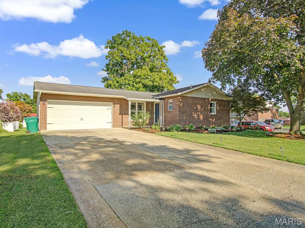 Homes for sale in Smithton, IL | 4 N Saint Johns Dr, Smithton, IL 62285 | MLS# MIS25051472