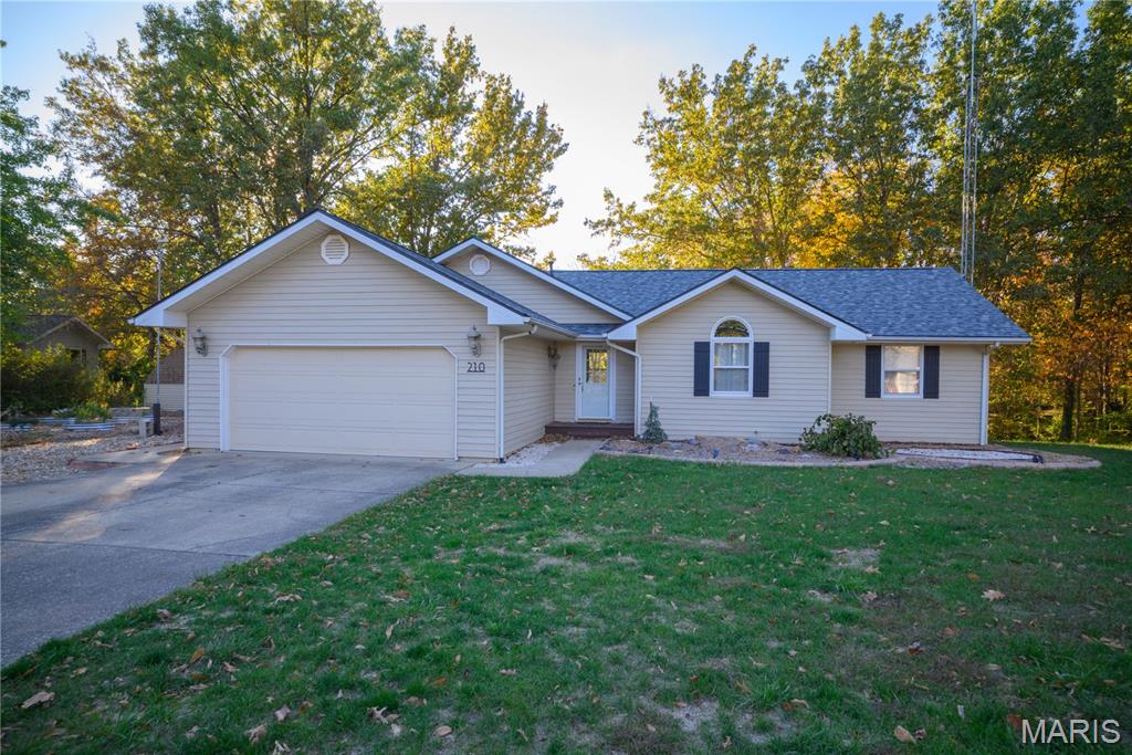 Homes for sale in Hillsboro, IL | 210 Lands End Rd, Hillsboro, IL 62049 | MLS# MIS25058339