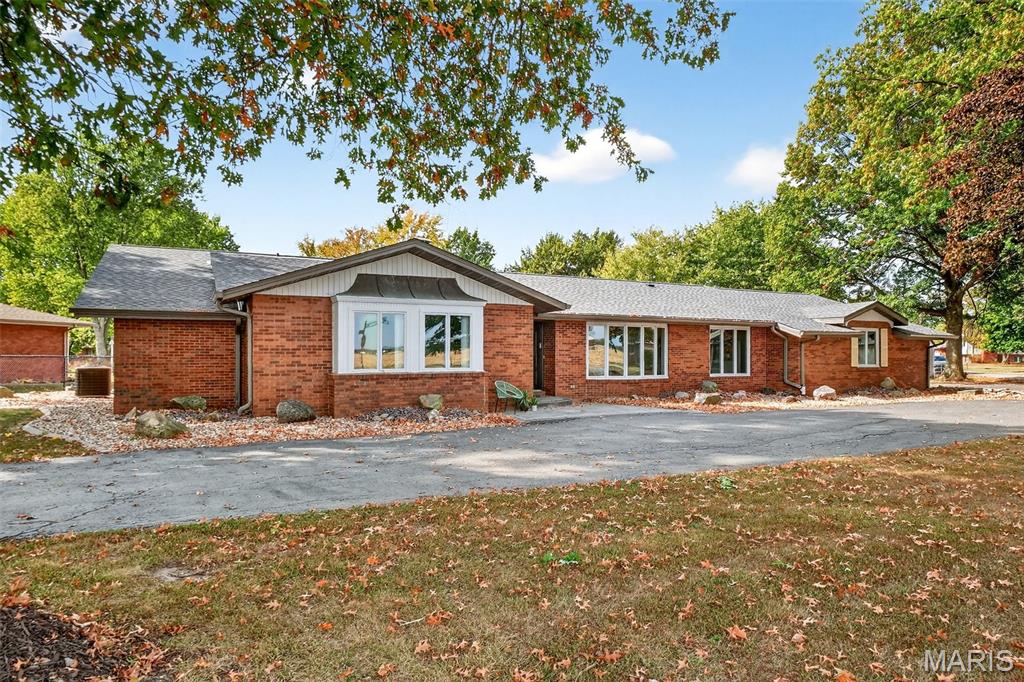 Homes for sale in Alhambra, IL | 313 Hazelwood Dr, Alhambra, IL 62001 | MLS# MIS25065505