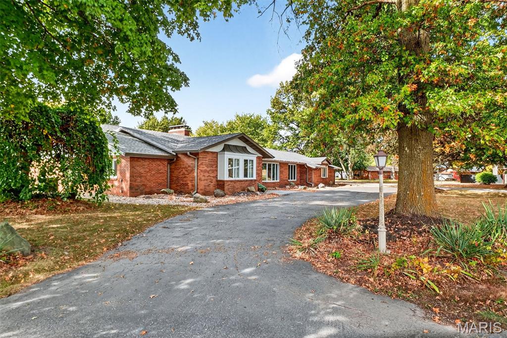 Homes for sale in Alhambra, IL | 313 Hazelwood Dr, Alhambra, IL 62001 | MLS# MIS25065505