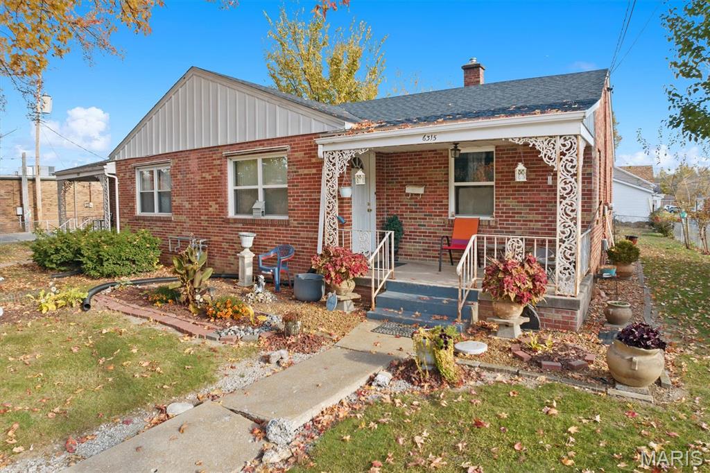 Homes for sale in Belleville, IL | 6317 W Washington St, Belleville, IL 62223 | MLS# MIS25073343