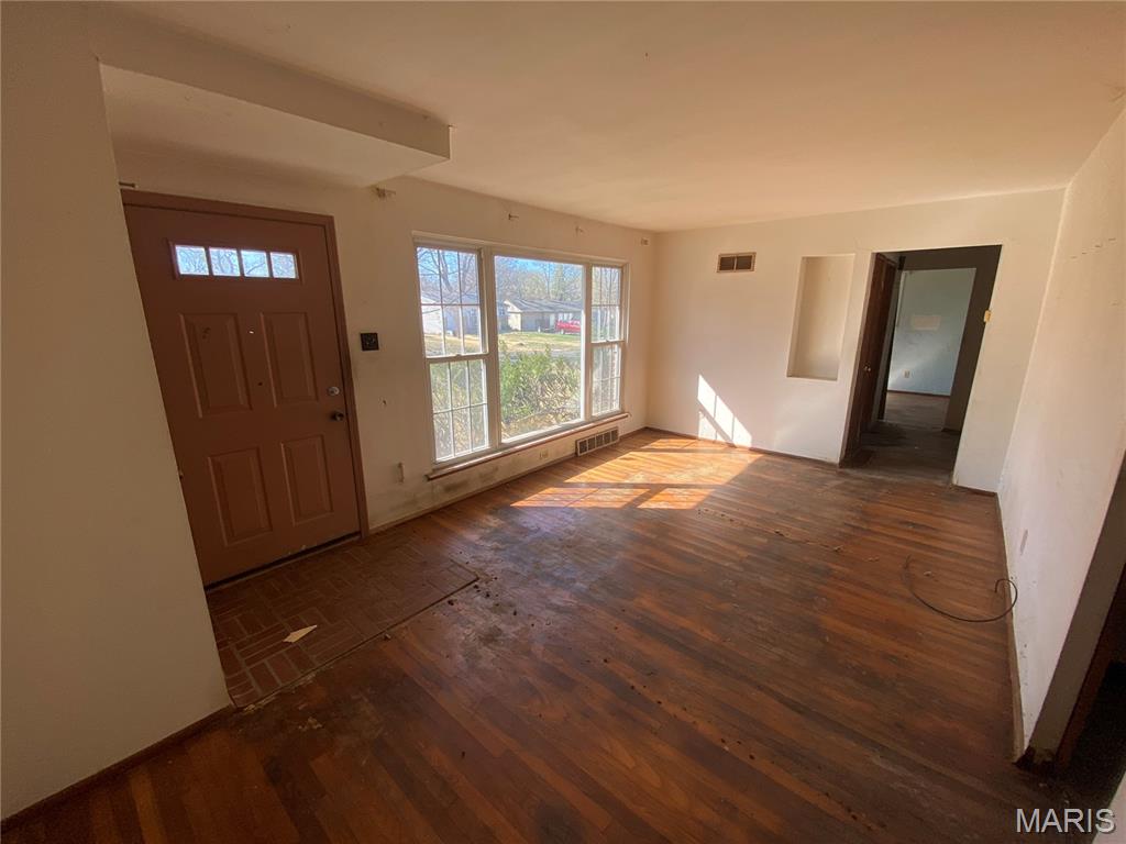 Homes for sale in Florissant, MO | 180 Clearview Dr, Florissant, MO 63033 | MLS# MIS25079691