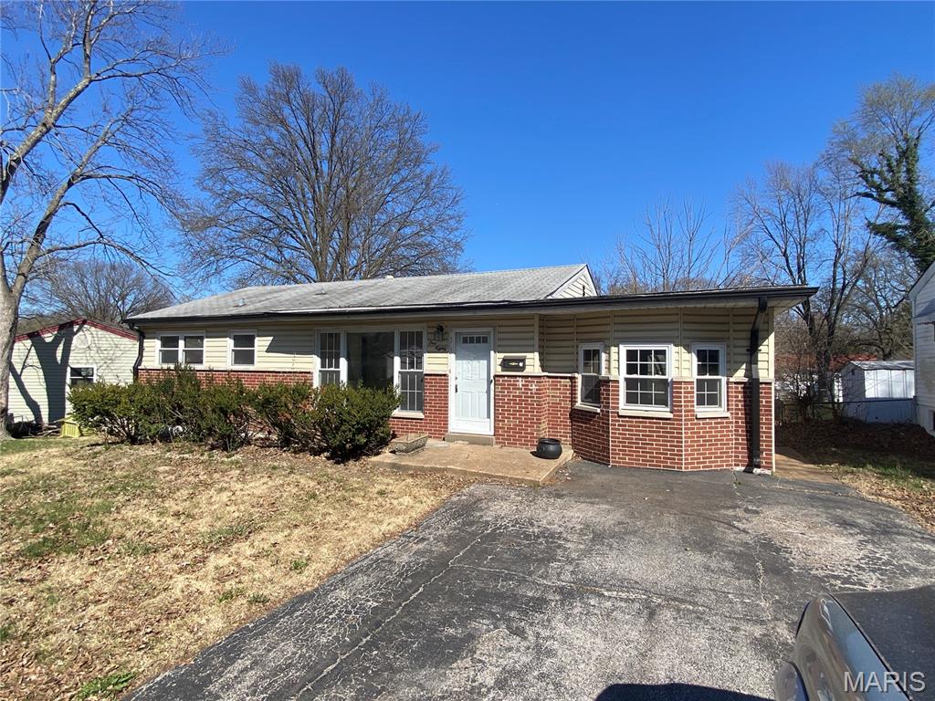 Homes for sale in Florissant, MO | 180 Clearview Dr, Florissant, MO 63033 | MLS# MIS25079691