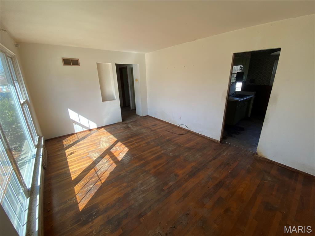 Homes for sale in Florissant, MO | 180 Clearview Dr, Florissant, MO 63033 | MLS# MIS25079691