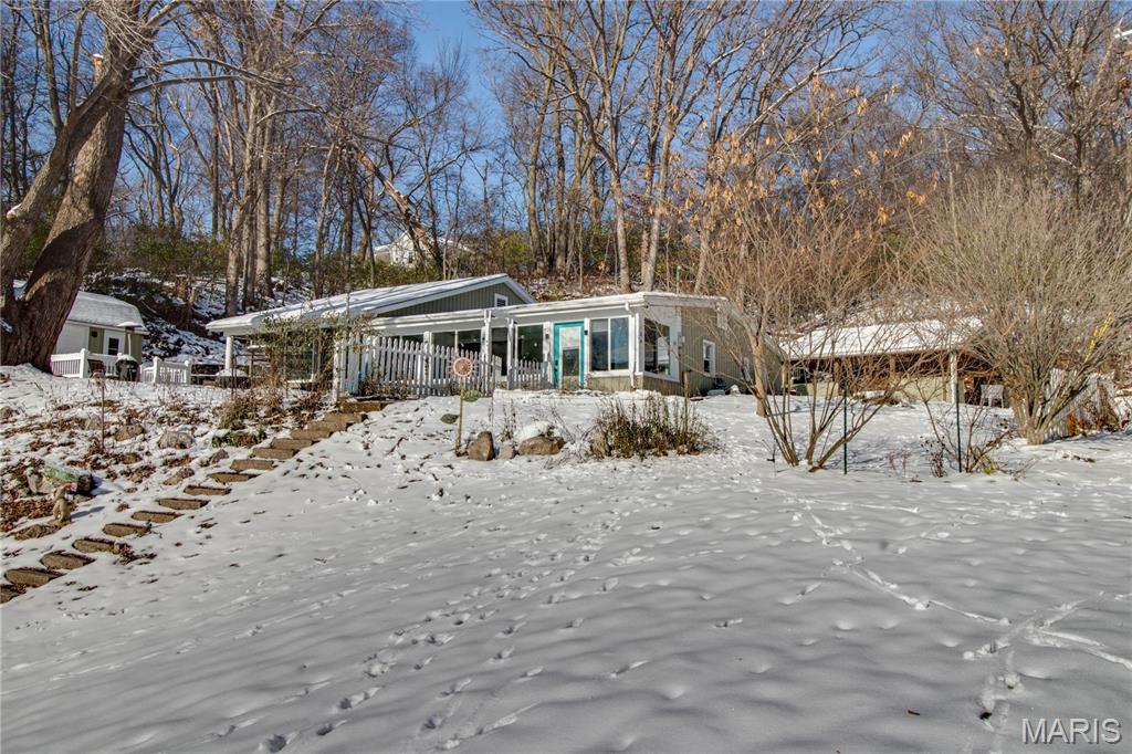 Homes for sale in Grafton, IL | 104 Grafton Hills Dr, Grafton, IL 62037 | MLS# MIS25079751