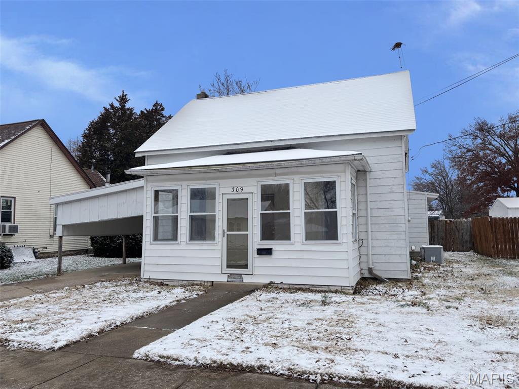 Homes for sale in Sparta, IL | 309 W College St, Sparta, IL 62286 | MLS# MIS25079870