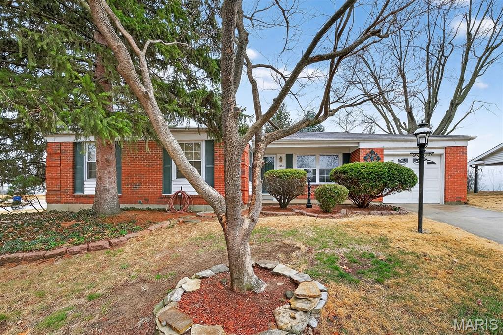 Homes for sale in Florissant, MO | 2590 Hackney Dr, Florissant, MO 63033 | MLS# MIS25080144