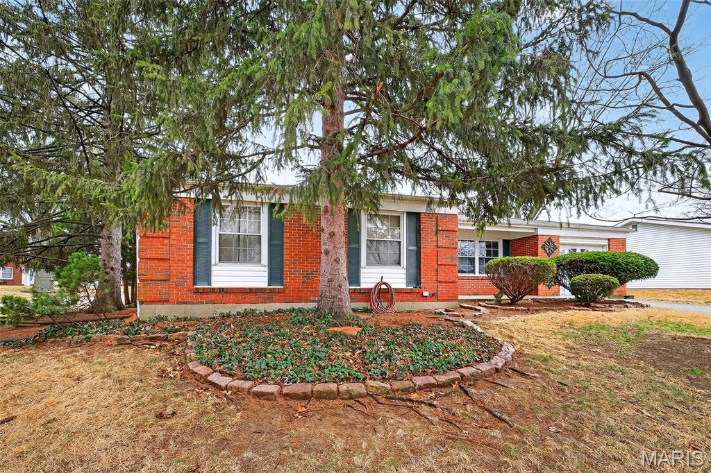 Homes for sale in Florissant, MO | 2590 Hackney Dr, Florissant, MO 63033 | MLS# MIS25080144