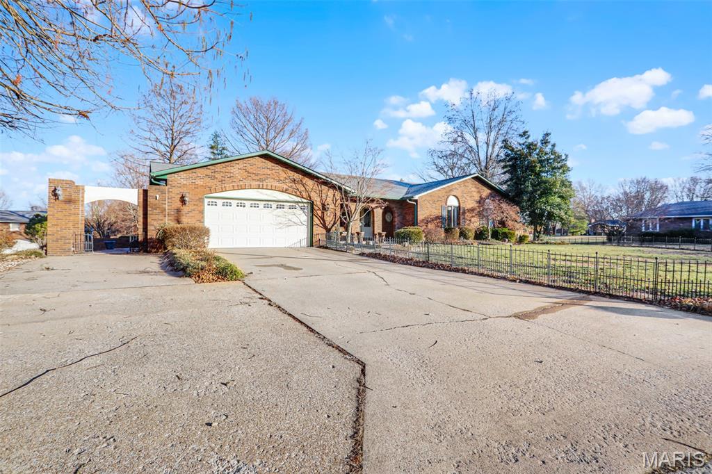 Homes for sale in Glen Carbon, IL | 15 Matterhorn Dr, Glen Carbon, IL 62034 | MLS# MIS26002955