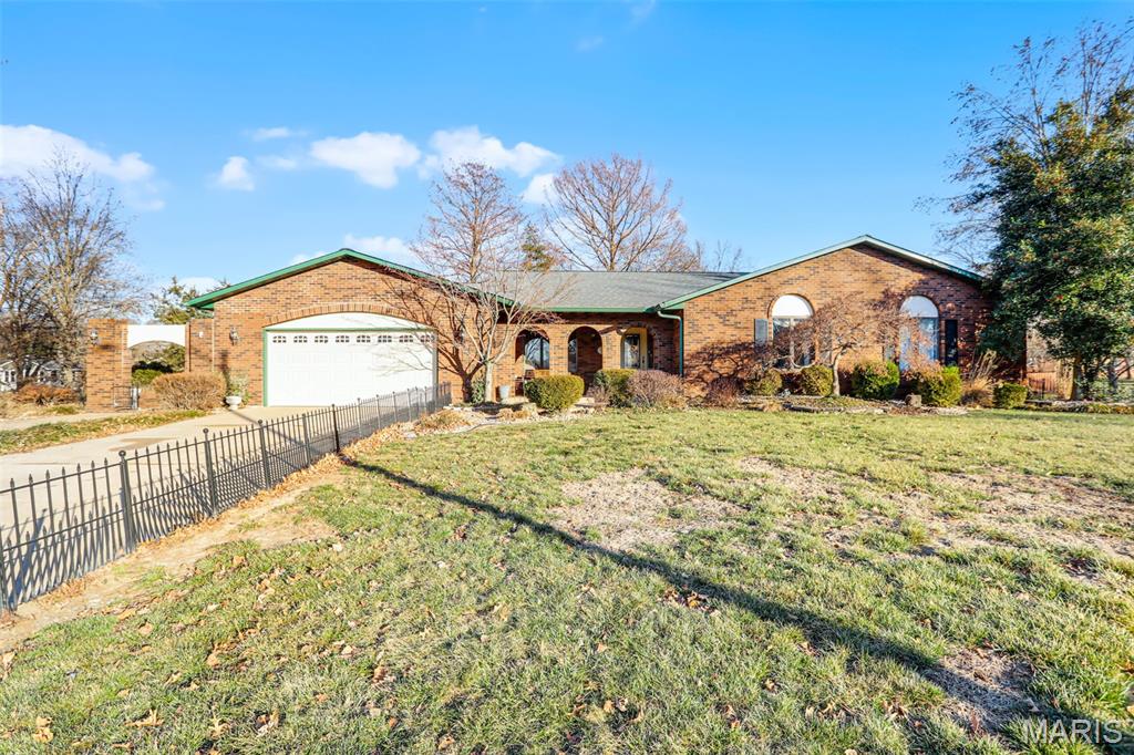 Homes for sale in Glen Carbon, IL | 15 Matterhorn Dr, Glen Carbon, IL 62034 | MLS# MIS26002955