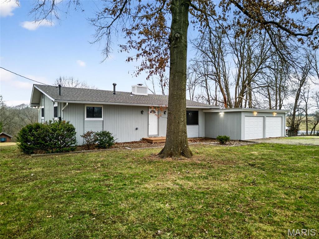 Homes for sale in Godfrey, IL | 2903 Airport Rd, Godfrey, IL 62035 | MLS# MIS26003575