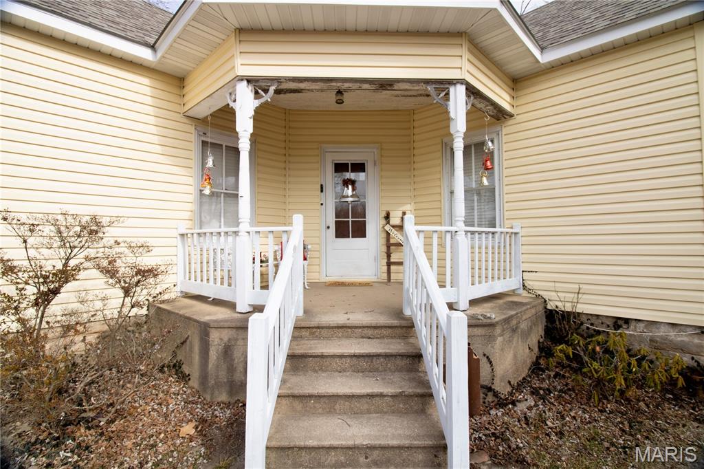 Homes for sale in Bourbon, MO | 659 E Pine St, Bourbon, MO 65441 | MLS# MIS26004477