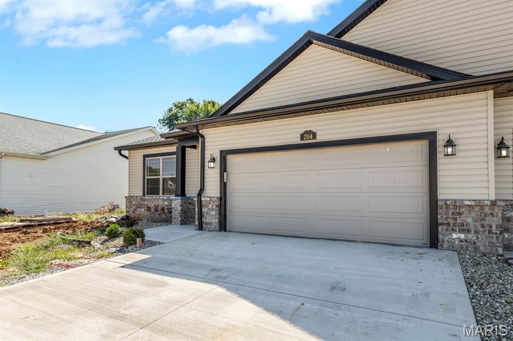 Homes for sale in Bethalto, IL | 204 Wrigley Field Dr, Bethalto, IL 62010 | MLS# MIS26004847