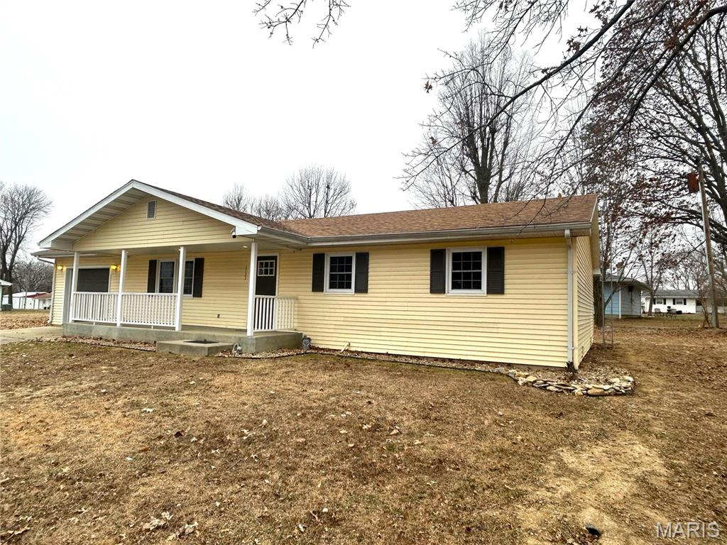 Homes for sale in Carrollton, IL | 1121 Brooklane Dr E, Carrollton, IL 62016 | MLS# MIS26004905