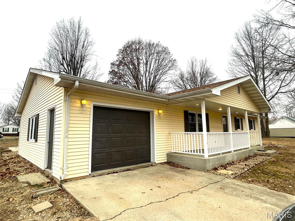 Homes for sale in Carrollton, IL | 1121 Brooklane Dr E, Carrollton, IL 62016 | MLS# MIS26004905