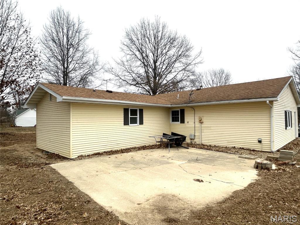 Homes for sale in Carrollton, IL | 1121 Brooklane Dr E, Carrollton, IL 62016 | MLS# MIS26004905