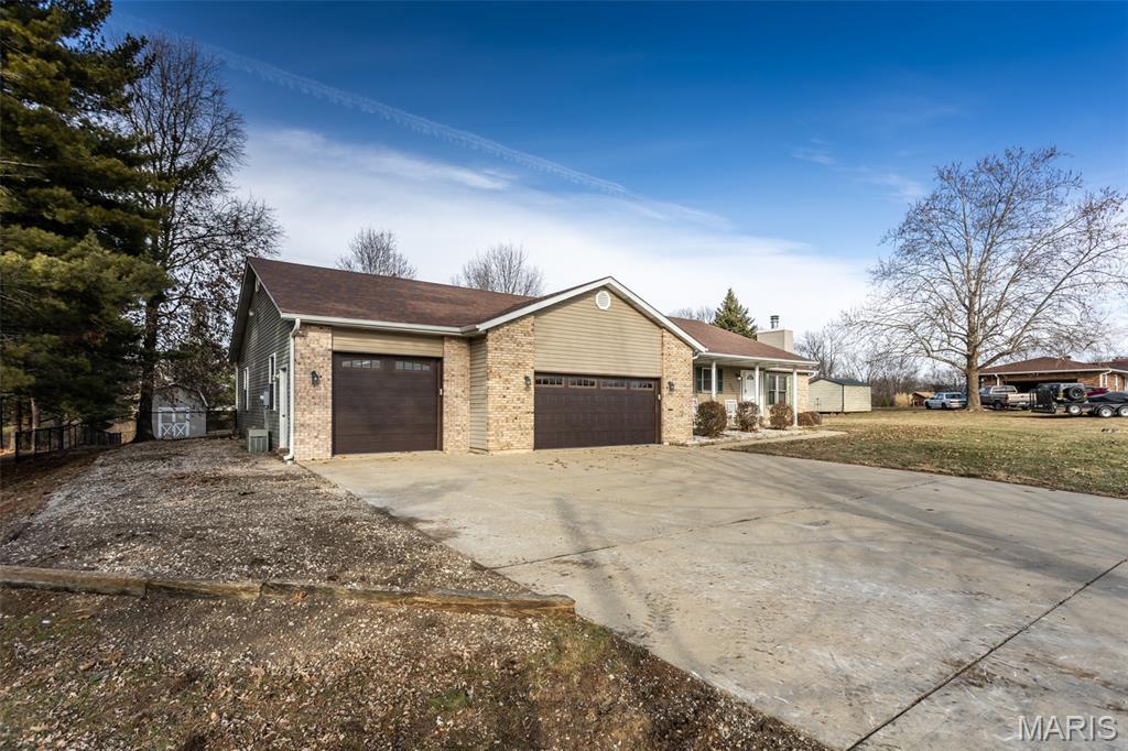 Homes for sale in Glen Carbon, IL | 809 Glen Crossing Rd, Glen Carbon, IL 62034 | MLS# MIS26005092