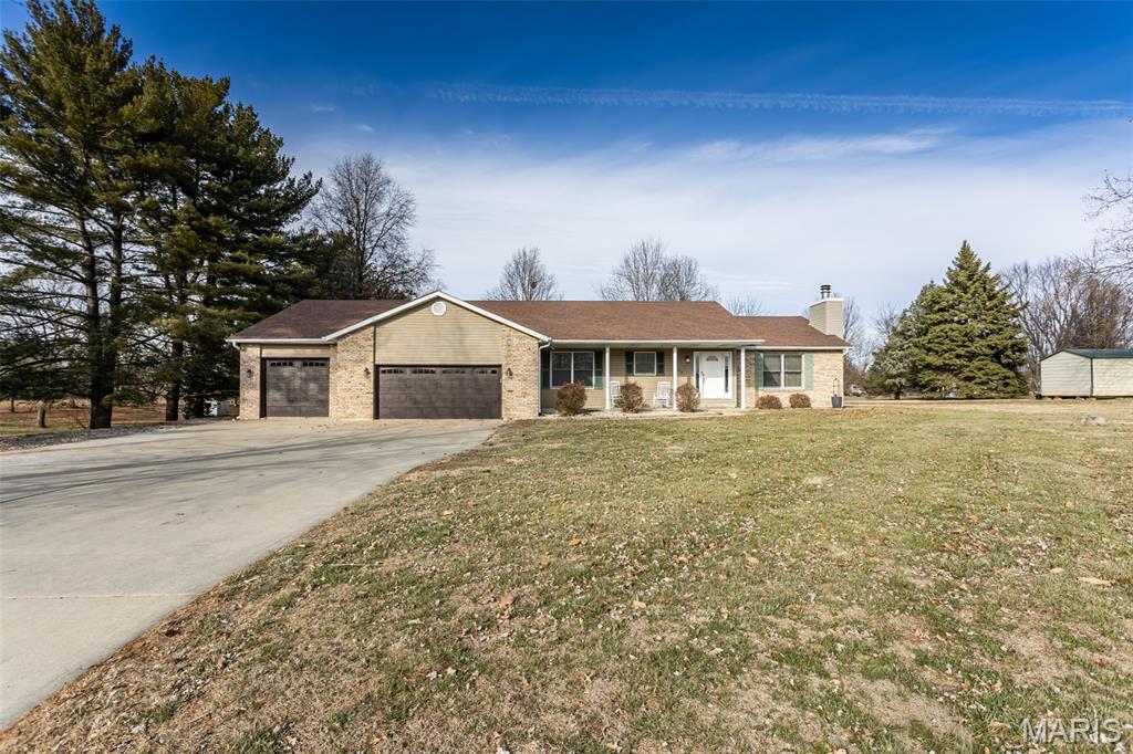 Homes for sale in Glen Carbon, IL | 809 Glen Crossing Rd, Glen Carbon, IL 62034 | MLS# MIS26005092