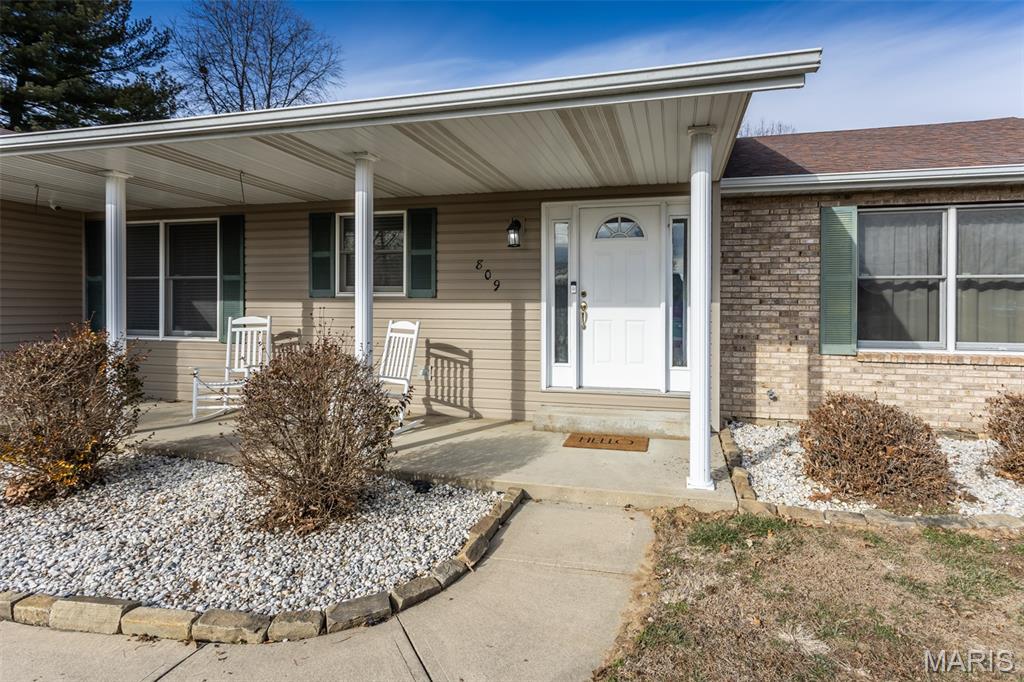 Homes for sale in Glen Carbon, IL | 809 Glen Crossing Rd, Glen Carbon, IL 62034 | MLS# MIS26005092