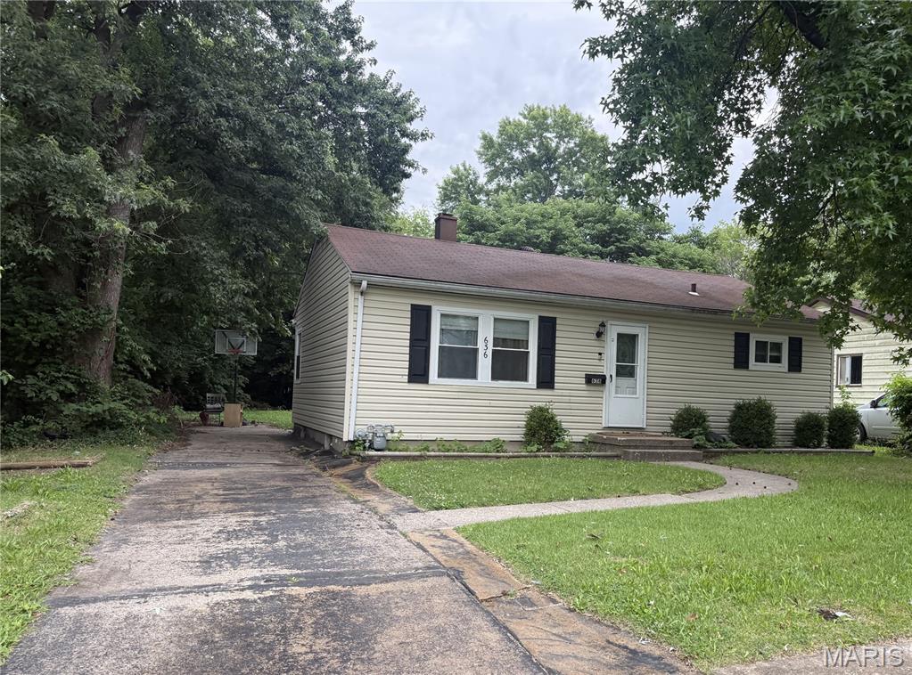 Homes for sale in Belleville, IL | 636 Royal Heights Rd, Belleville, IL 62226 | MLS# MIS26006532