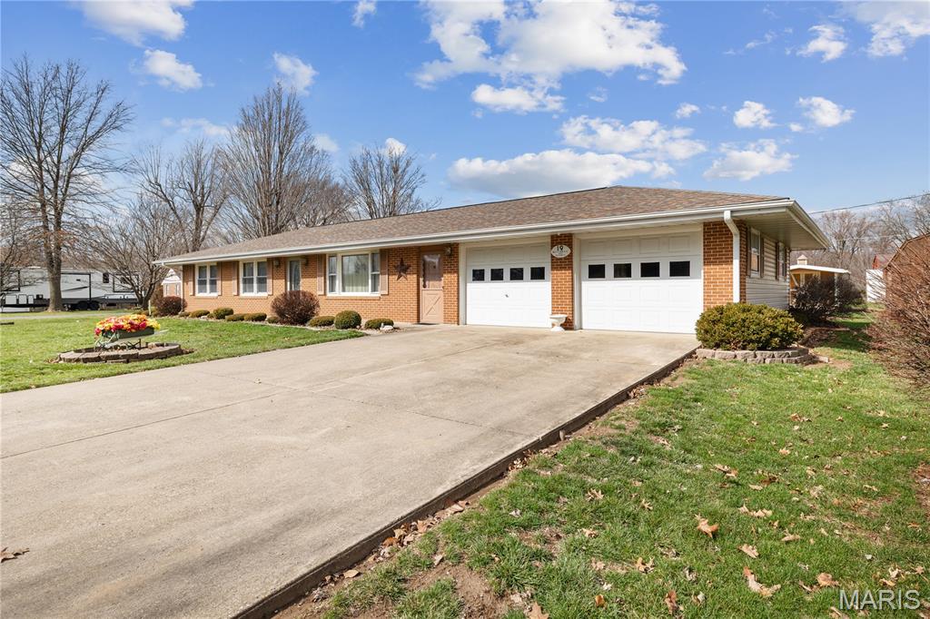 Homes for sale in Hillsboro, IL | 19 Westwood Dr, Hillsboro, IL 62049 | MLS# MIS26011304
