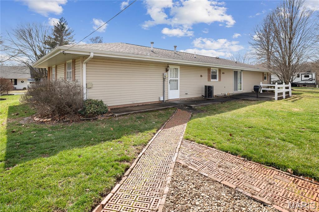 Homes for sale in Hillsboro, IL | 19 Westwood Dr, Hillsboro, IL 62049 | MLS# MIS26011304