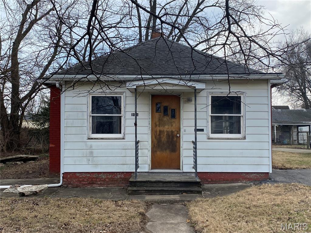 Homes for sale in Hillsboro, IL | 1312 School St, Hillsboro, IL 62049 | MLS# MIS26011525