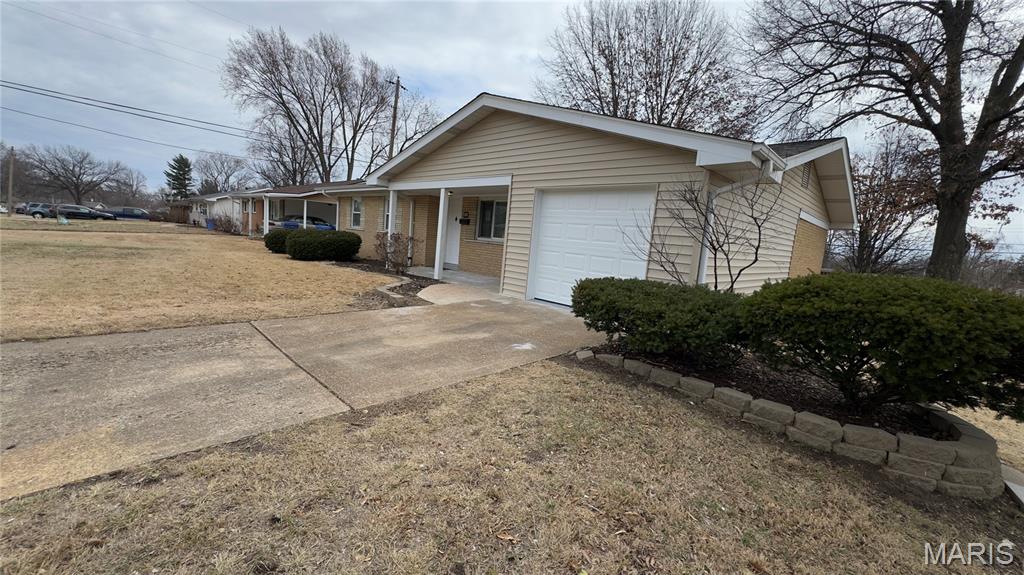 Homes for sale in Florissant, MO | 660 Herbst Dr, Florissant, MO 63031 | MLS# MIS26011997